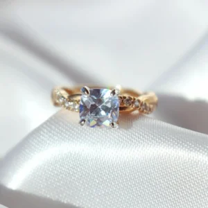 "Cinderella" | 18K Solitaire Ring